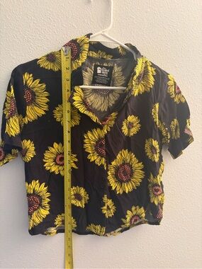 Sunflower Print Button-Down Crop Shirt - Black/Yellow